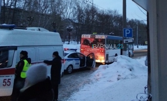 Маршрутный автобус сбил жительницу Барнаула отправил на больничную койку