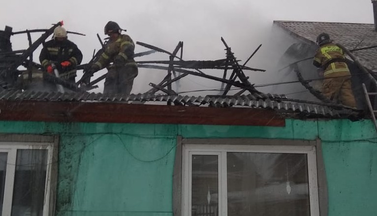 Алтайские пожарные спасли горящего дома оставшуюся присмотра девочку