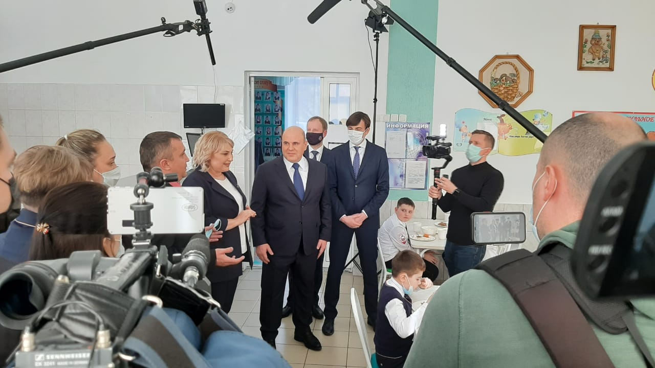 Российского премьер-министра угостили гречкой котлетой столовой барнаульской школы