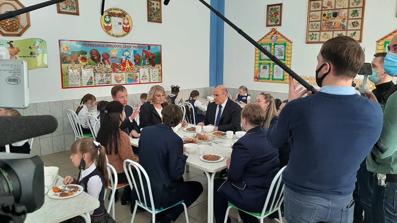 Российского премьер-министра угостили гречкой котлетой столовой барнаульской школы