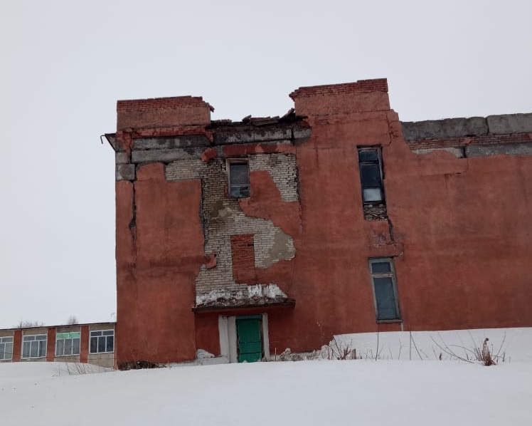 Жители алтайского поселка боятся детей после ночного обрушения стены аварийном здании школы
