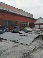 Кровлю сорвало с одного из зданий в Барнауле