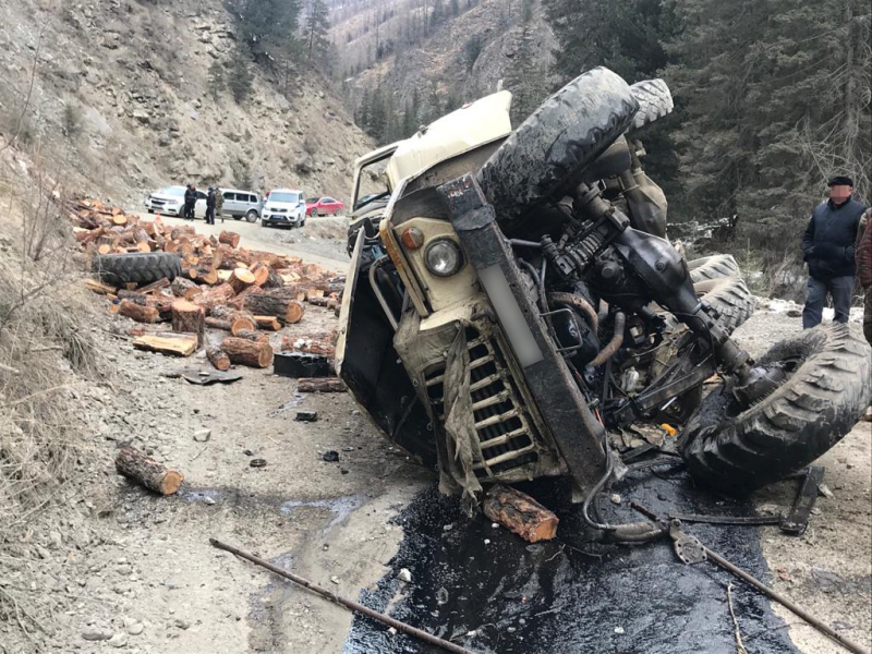 Водитель лесовоза погиб страшном ДТП-перевертыше горах Алтая
