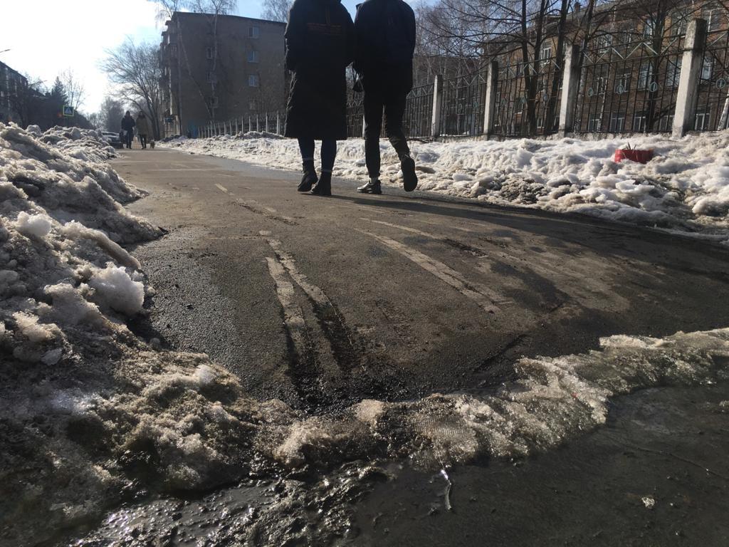 Мэрия Бийска обследует оставшуюся асфальта после сокрушительной уборки снега улицу
