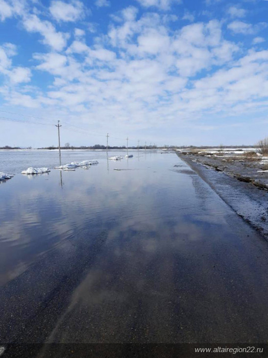 Талые воды продолжают топить сельские дороги Алтайском крае