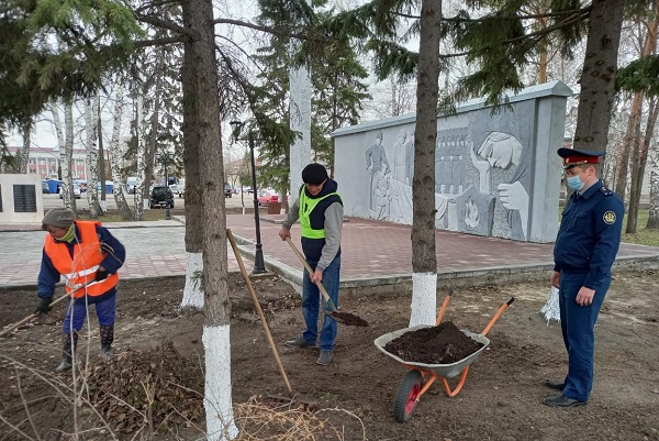 Более заключенных Алтайском крае вывели уборку мемориалов памятников Дню Победы