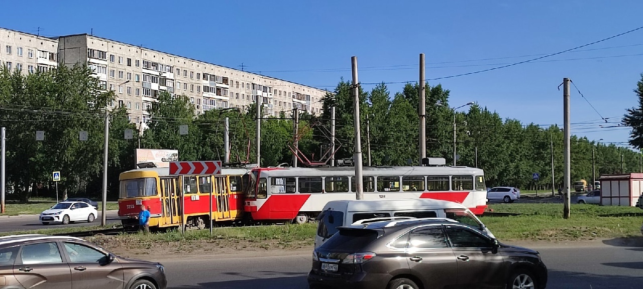 Трамвайное движение парализовало Барнауле из-за столкновения двух вагонов