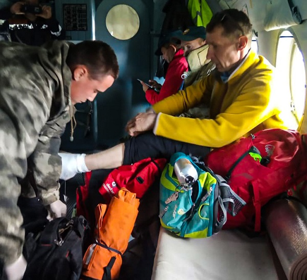 Алтайские спасатели экстренно эвакуировали горы разрубившего себе ногу туриста