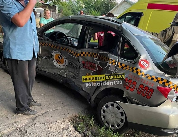 Водителя такси увезли скорой после мощного столкновения иномарок барнаульском перекрестке