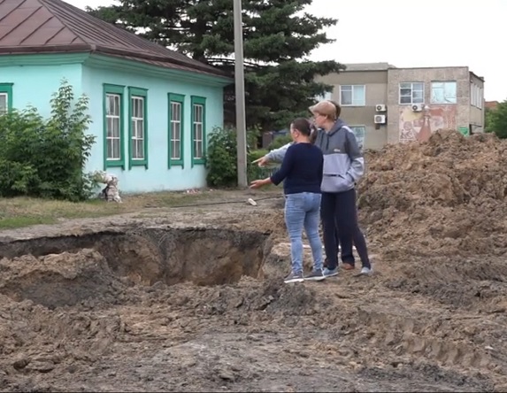 Власти одного районов Алтайском крае полгода могут избавить сельчан коммунальных окопов