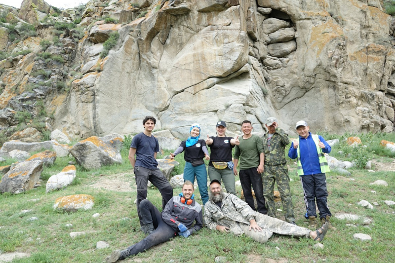На Алтае волонтеры очистили горы наскальной живописи туристов