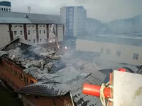 Здание охватило огнем