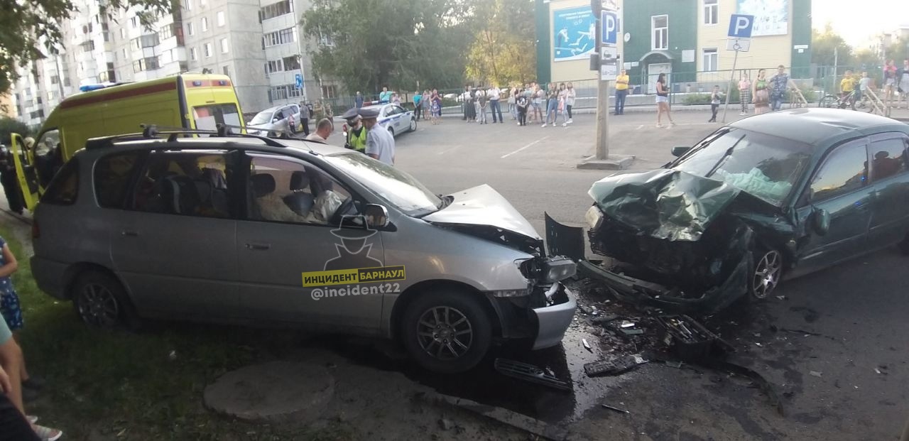 Пьяный барнаульский водитель прав устроил лобовое столкновение авто пострадавшими