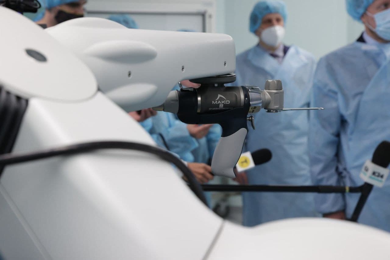 Киберкадры решают алтайском медицинском центре показали робота-хирурга