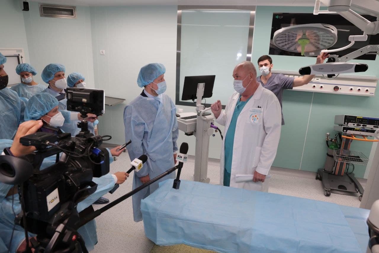 Киберкадры решают алтайском медицинском центре показали робота-хирурга