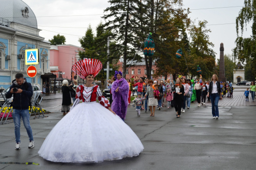 Барнаульский театр кукол устроил карнавальный парад честь переезда сказочный дом