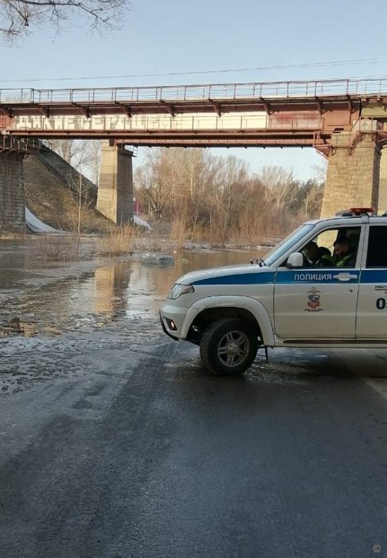Подтопленный участок дороги на улице Кутузова в Барнауле