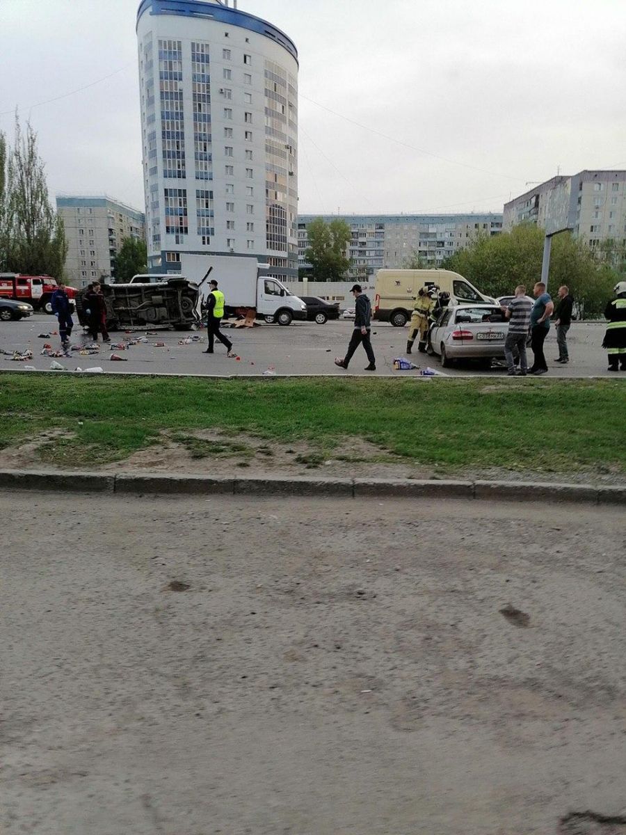 Пьяный водитель легковушки устроил Барнауле массовую утреннюю аварию уложил авто бок