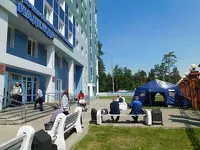 Очереди пациентов из Алтайского онкоцентра «выселили» в палатки на улице