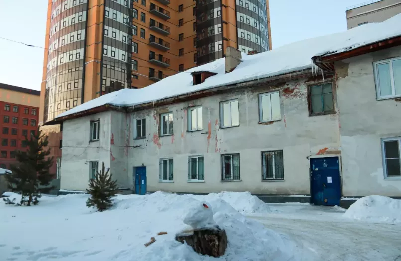 Жительница потрескавшегося дома в Барнауле «винит» в бедах скандального застройщика