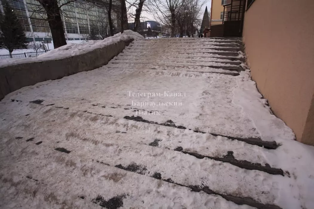 Барнаульцы жалуются на результаты «исполненной в полном объеме» уборки снега с городских улиц