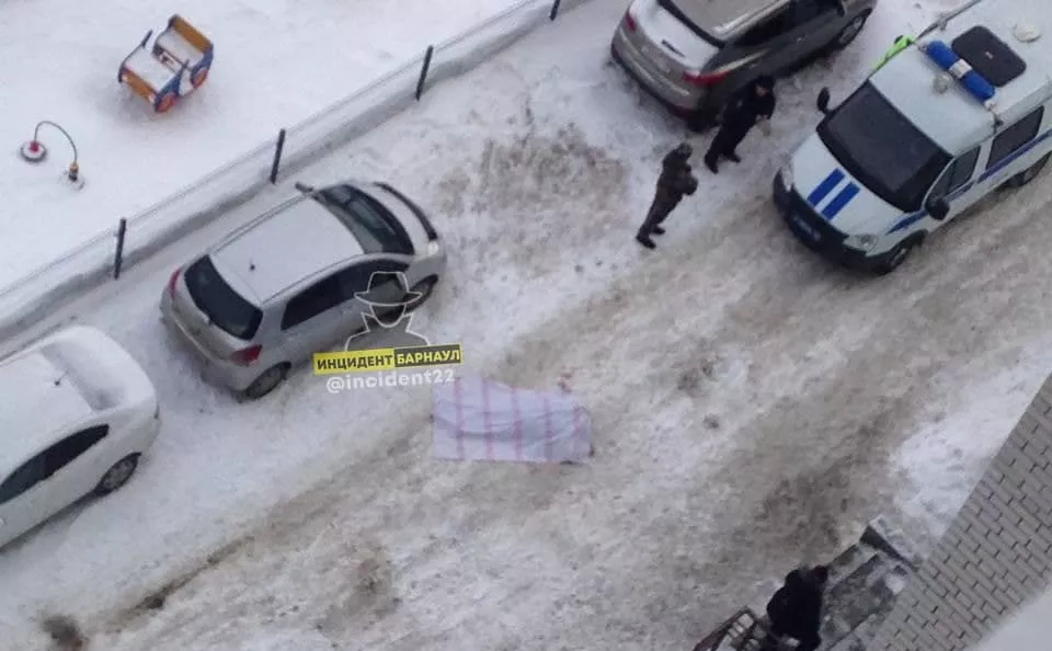 В Барнауле мужчина погиб в результате падения с балкона многоэтажного дома