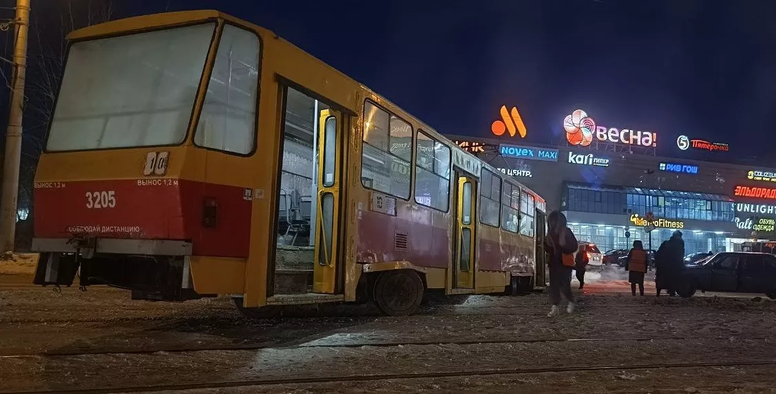 В Барнауле «соскользнувший» с рельсов трамвай протаранил легковушку