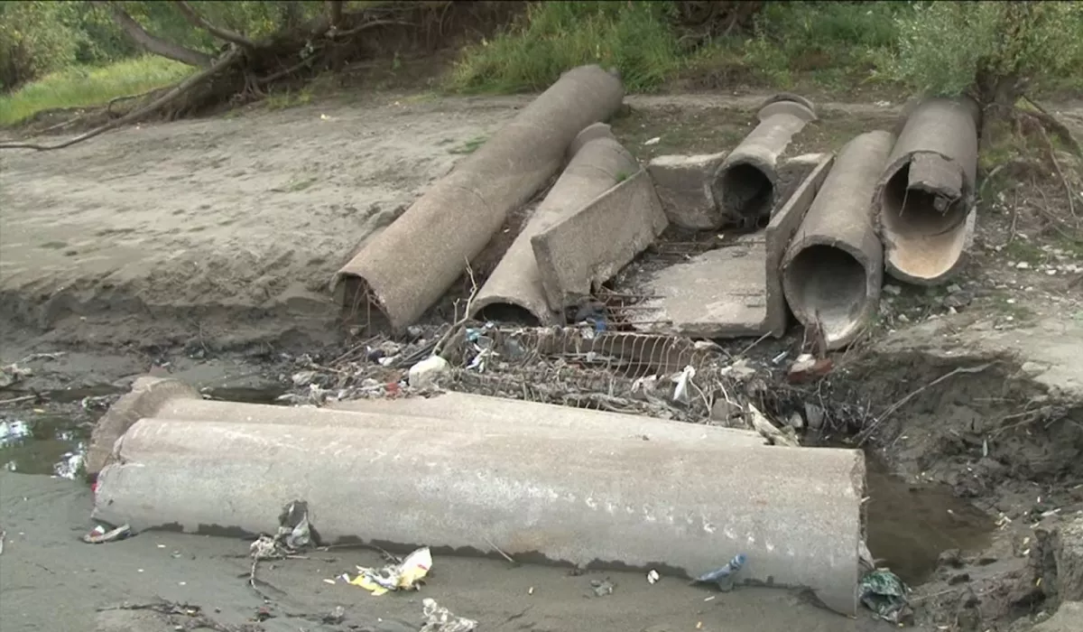 Росприроднадзор установит источник слива отходов в Обь рядом с барнаульским пляжем (обновлено)