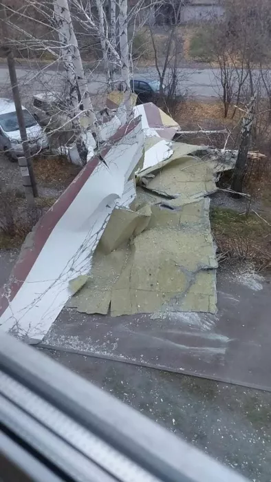 Срыв покровов: в Барнауле штормовой ветер «раздел» фасад новостройки