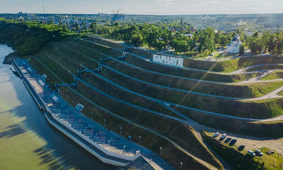 Власти Барнаула «променяли» спортивный комплекс с водоемом в Нагорном парке на «доблестную» стелу