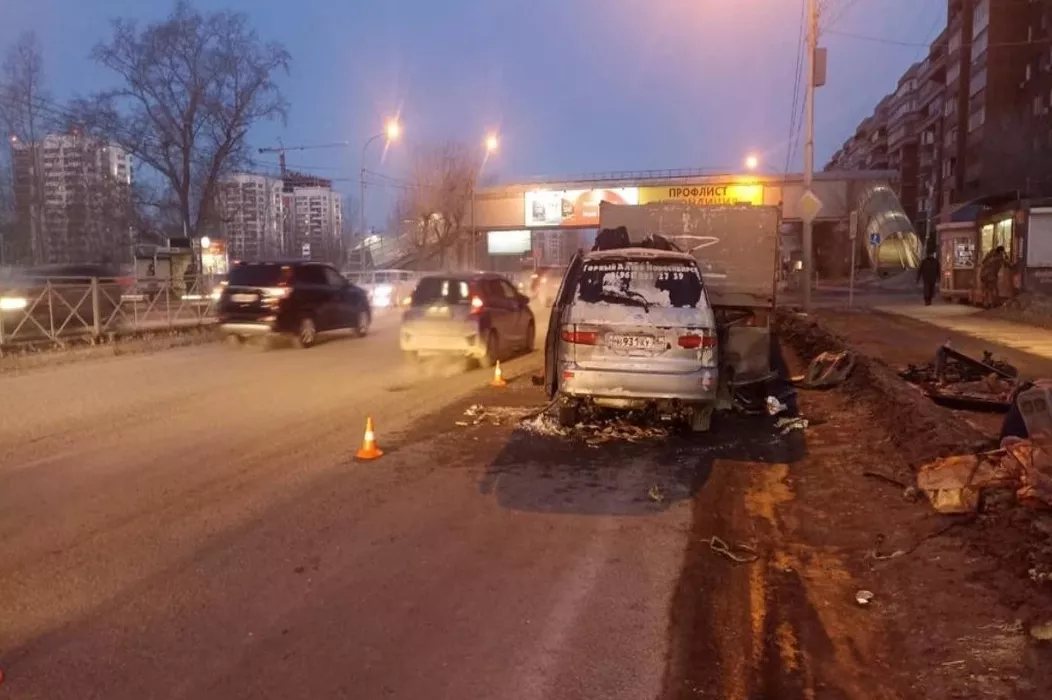 Перевозивший пассажиров с Алтая минивэн попал в смертельную аварию в Новосибирске
