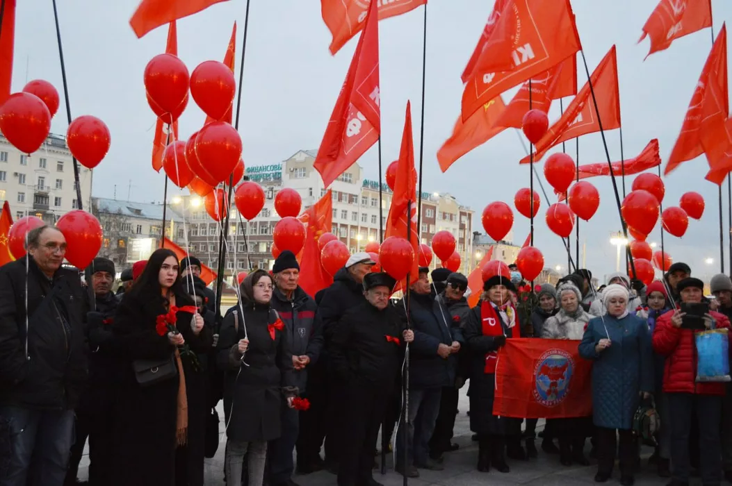 Коммунисты всех мастей отпраздновали в Барнауле годовщину Октябрьской революции