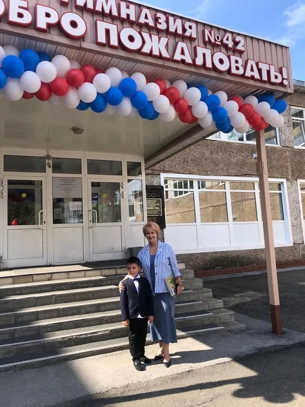 Депутат АКЗС Ирина Солнцева проводила к знаниям внука