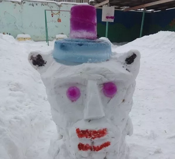 Украинская снегурочка мастурбирует под ёлочкой фото