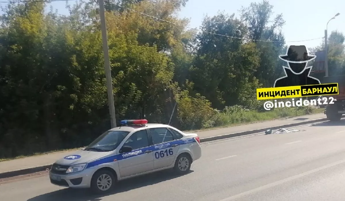 Части тел двух женщин разбросало по трассе после ДТП с «КамАЗом» в Барнауле