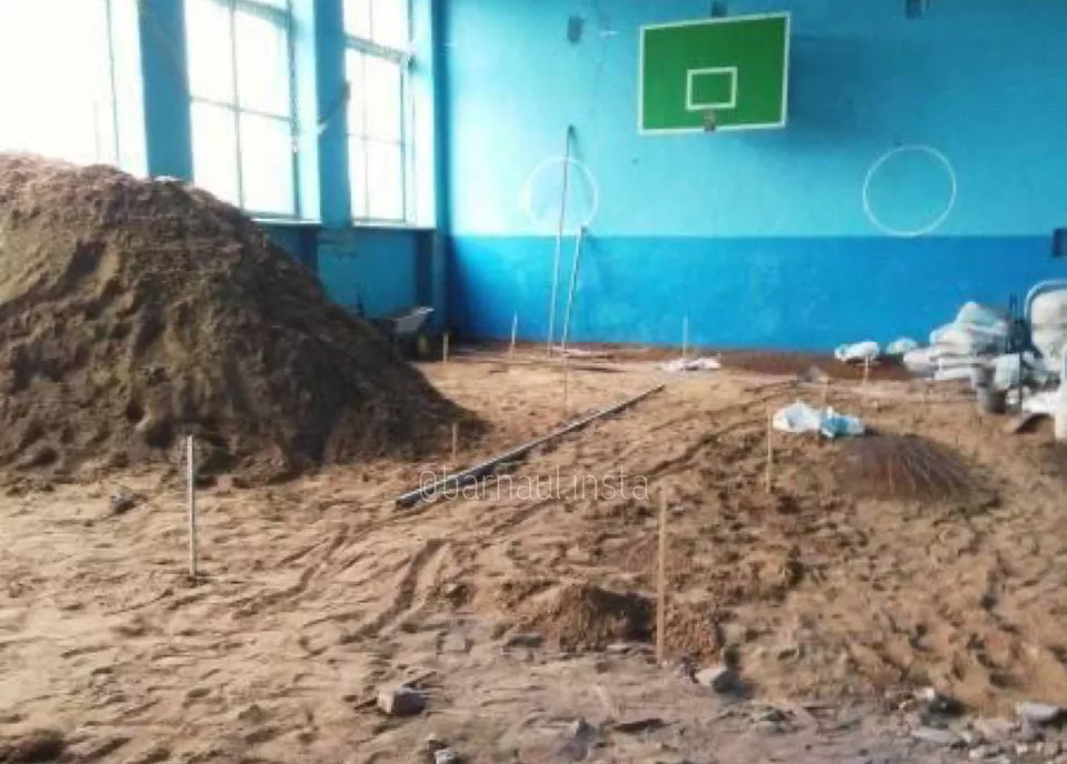 Педагоги поспорили с властями о безопасности «ямочного ремонта» в сельской школе в Алтайском крае