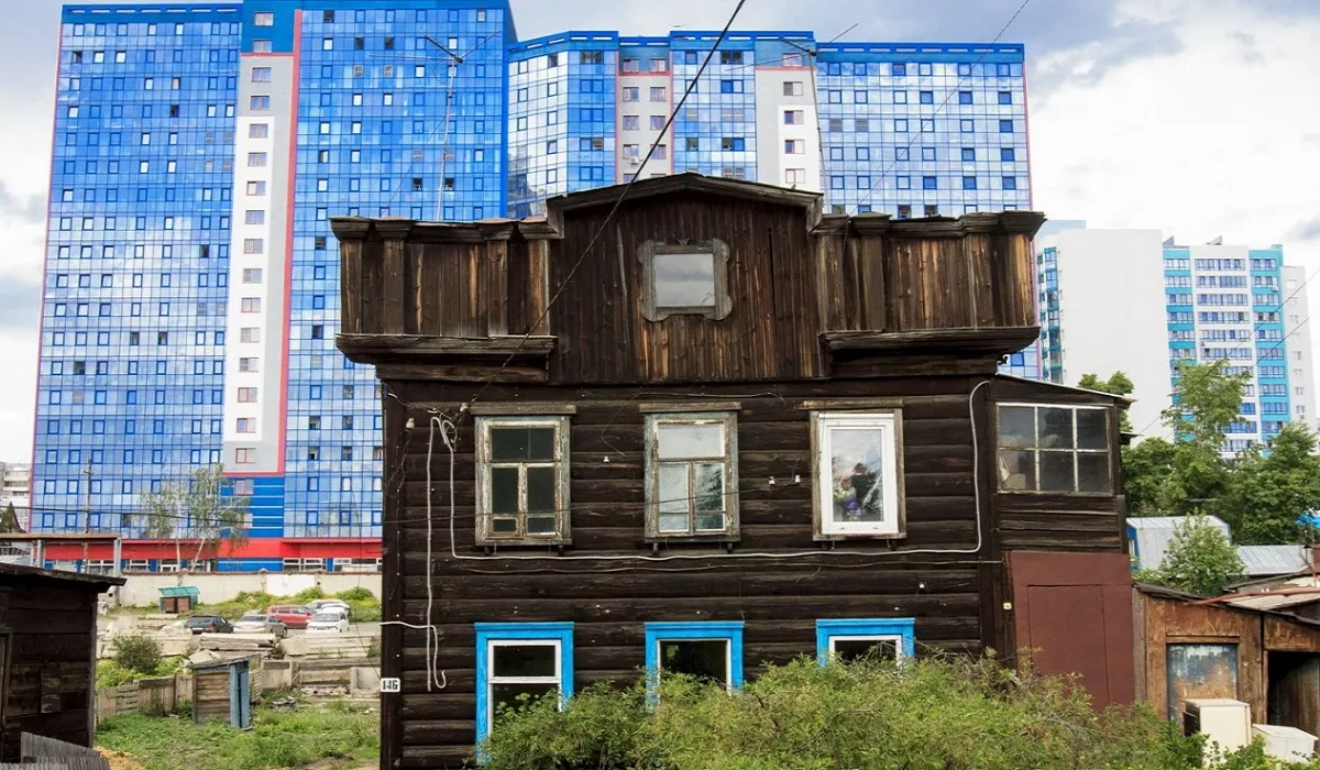 Жильцы столетнего дома в Барнауле пытаются «включиться» в краевую программу расселения аварийки