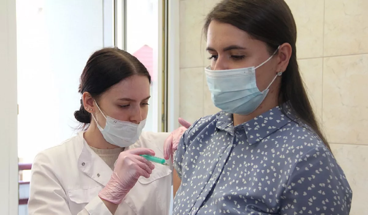 По-стахановски: две алтайские больницы перевыполнили план по «всеобщей» вакцинации от ковида