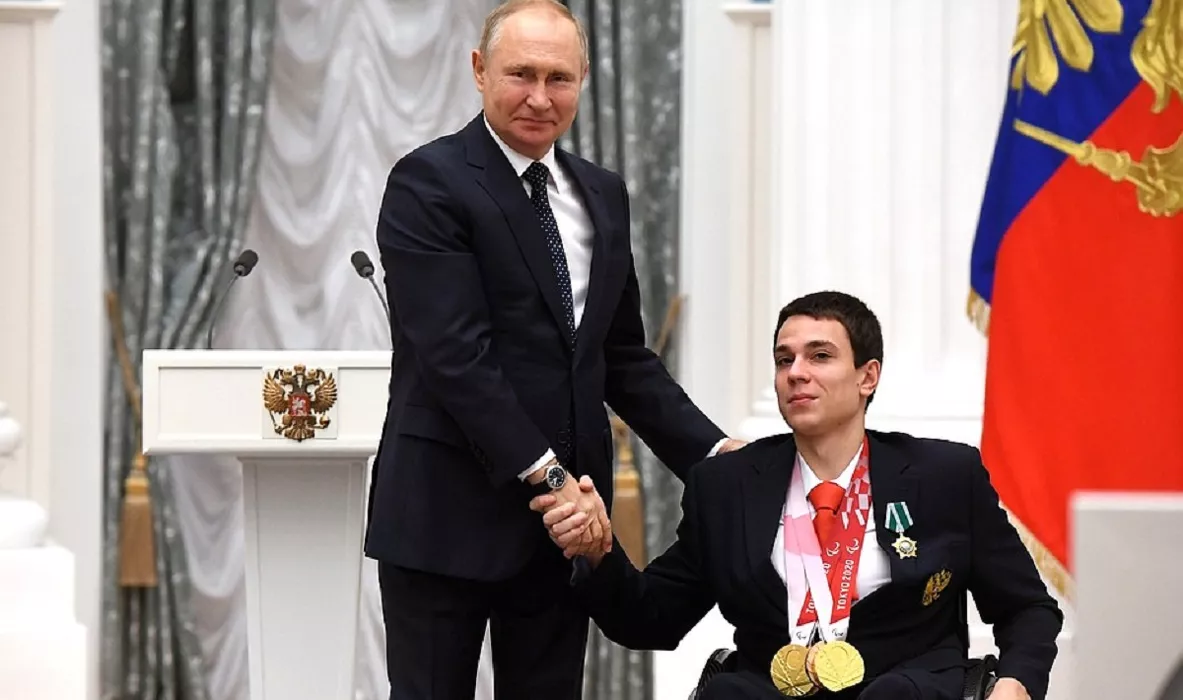 «За умение держать удар»: Владимир Путин пожал руку паралимпийскому чемпиону из Бийска Роману Жданову и вручил ему награду