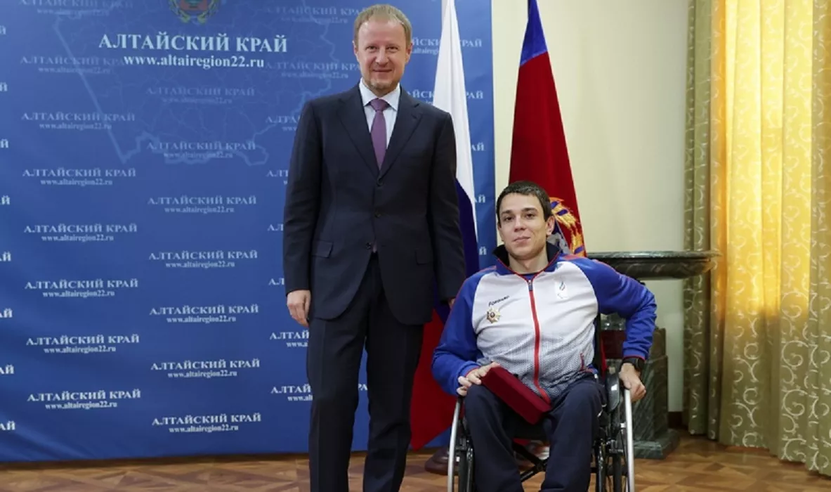 Виктор Томенко вручил награды алтайским призерам Паралимпийских игр в Токио и их тренерам
