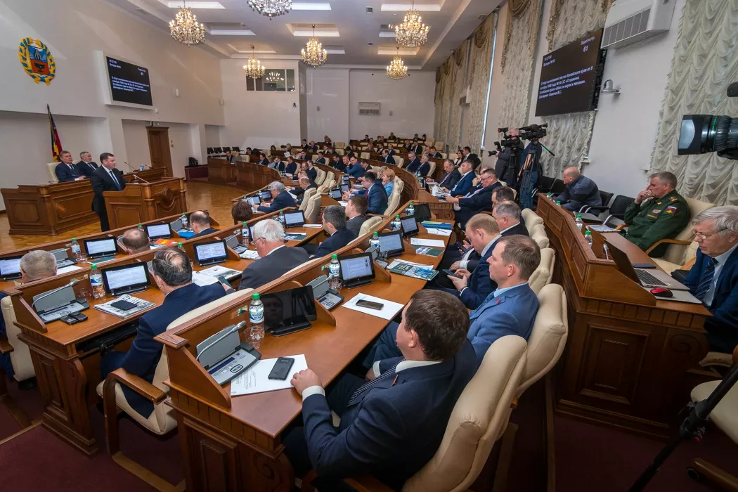 Оппозиция с недоумением встретила предложения единороссов о «разделении власти» в Алтайском Заксобрании
