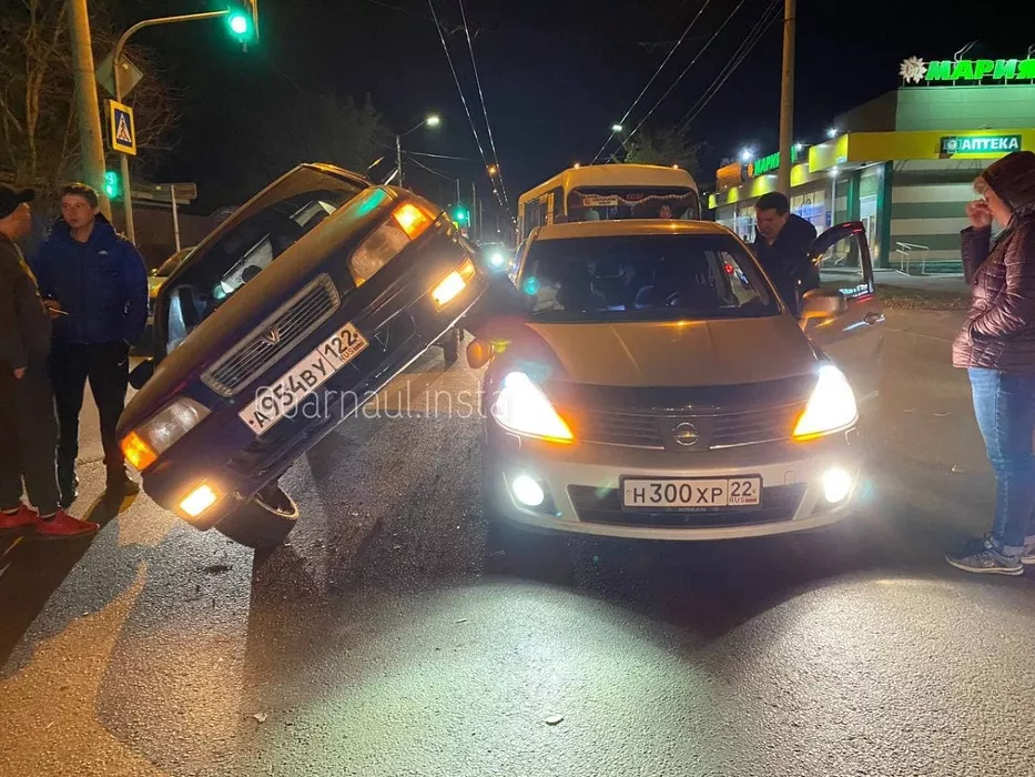Легковушка попыталась «оседлать» соседний автомобиль во время ДТП в Барнауле