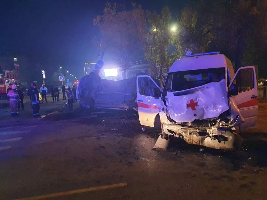 Фельдшера и водителя увезли в больницу после жесткого ДТП с каретой «скорой помощи» на барнаульской улице