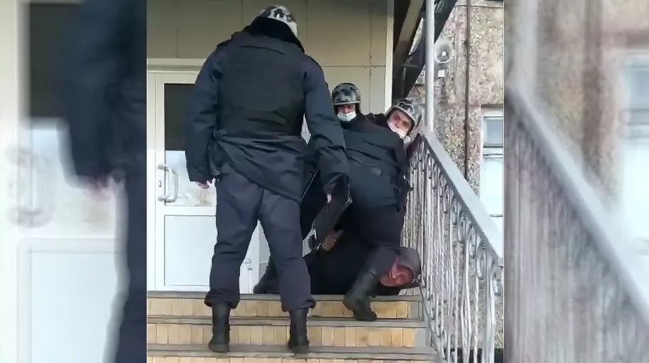 Росгвардейцы заковали жителя Новоалтайска в наручники на крыльце школы после антимасочного скандала