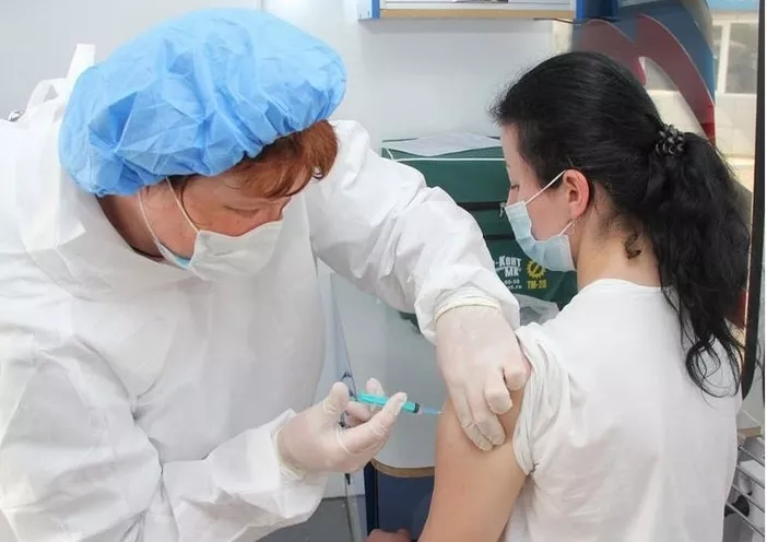 Барнаульцы сообщают о «советских» очередях возле пунктов вакцинации от коронавируса