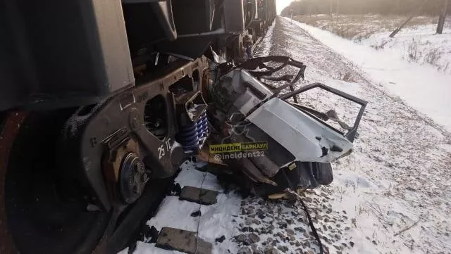 В Алтайском крае поезд несколько километров тащил смятый автомобиль с погибшим водителем