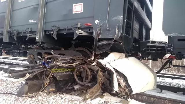 Смертельное столкновение автомобиля с поездом в Алтайском крае могло быть не случайным
