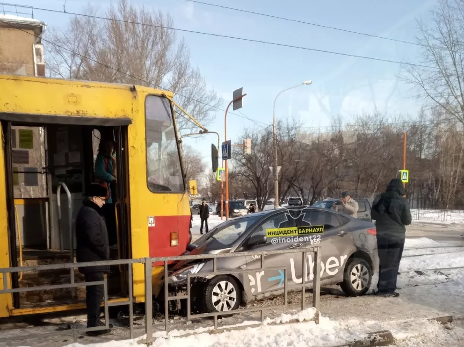 Трамвай и такси «пободались» возле остановки на одной из улиц Барнаула
