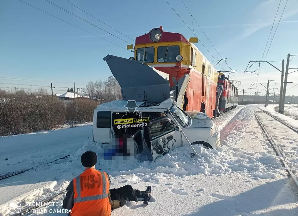 Трое детей погибли в автомобиле после столкновения с поездом на переезде в Алтайском крае (обновлено)