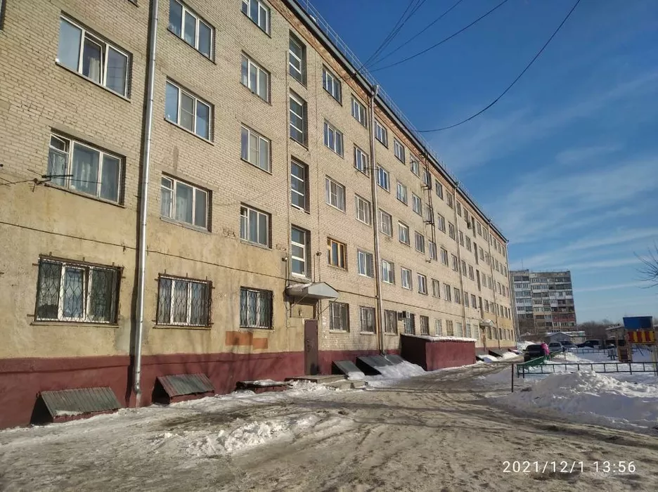 Ребенка из Барнаула увезли в больницу после схода снега со льдом с крыши многоэтажки